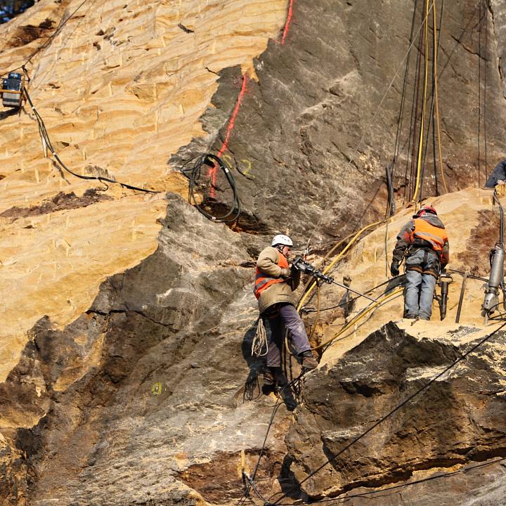 Notentlastung des Massivsystems (I., II. und III.) über der internationalen Straße I/62