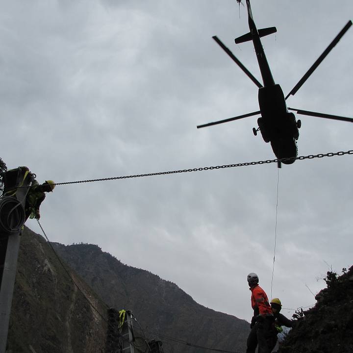 Nepal, Bhote Khoshi - installation of dynamic barrier