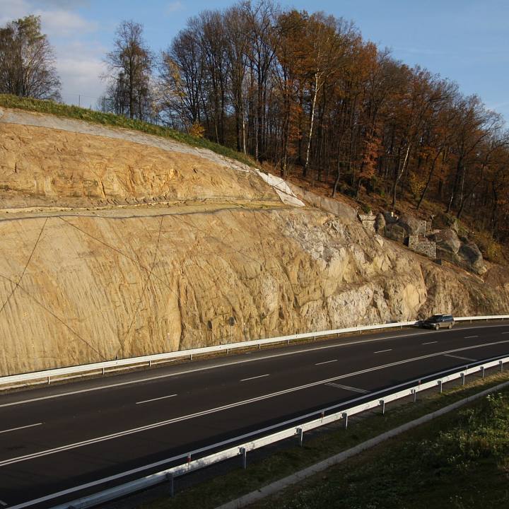 I/13 Stráž nad Nisou - Krásná Studánka, Sicherung des Felsschnitts